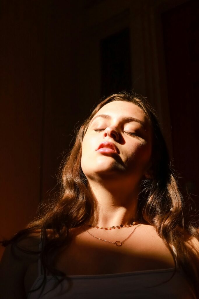 female jewelry model wearing gold necklace